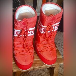 Moon Boot in Vibrant Coral